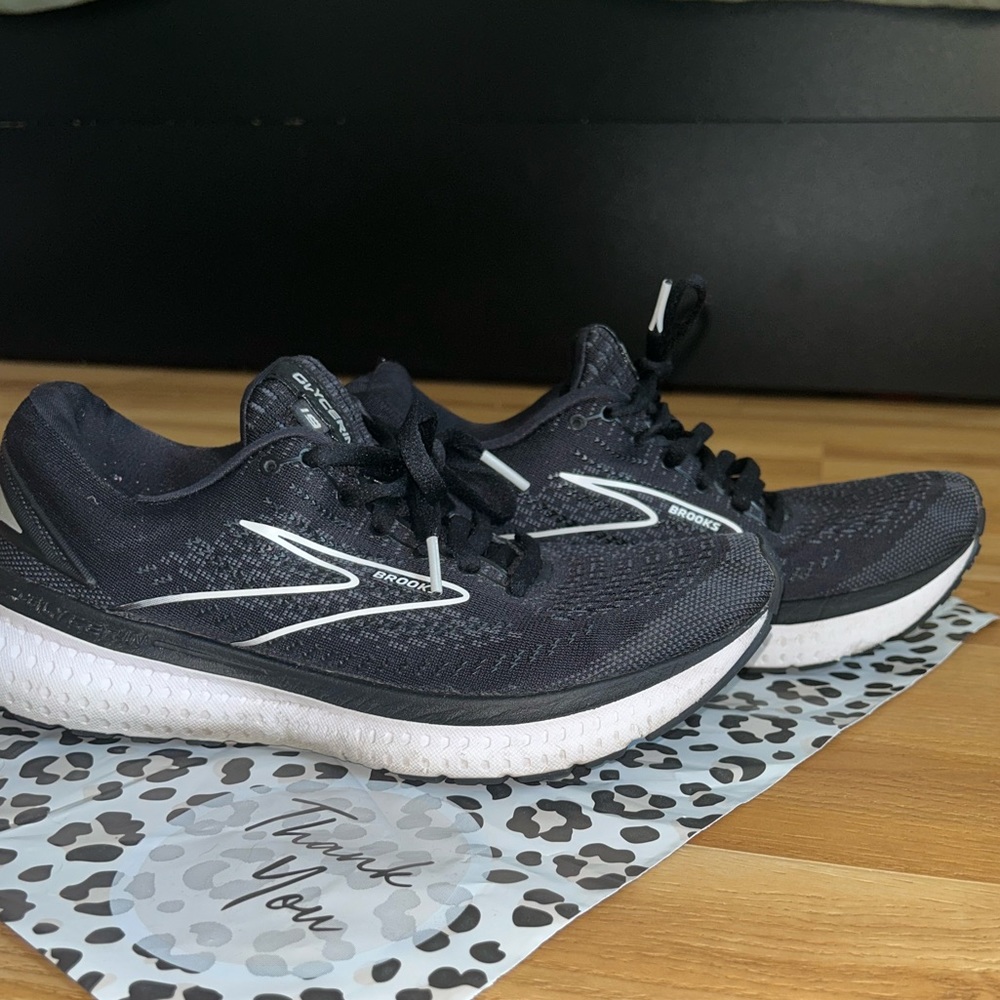 Brooks Women's Glycerin 19 Neutral Running Shoe Size 7.5 in Black/White